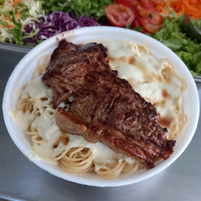 MACARRÃO AO MOLHO BRANCO E FILÉ DE ALCATRA